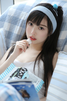 他把手探进我的衣服下摆